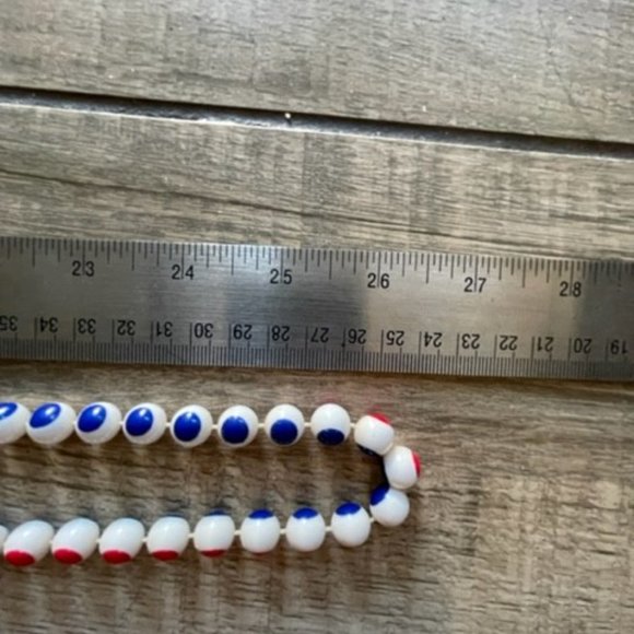 Vintage Marvella 1940's red, white and blue beaded necklace. - Picture 5 of 5